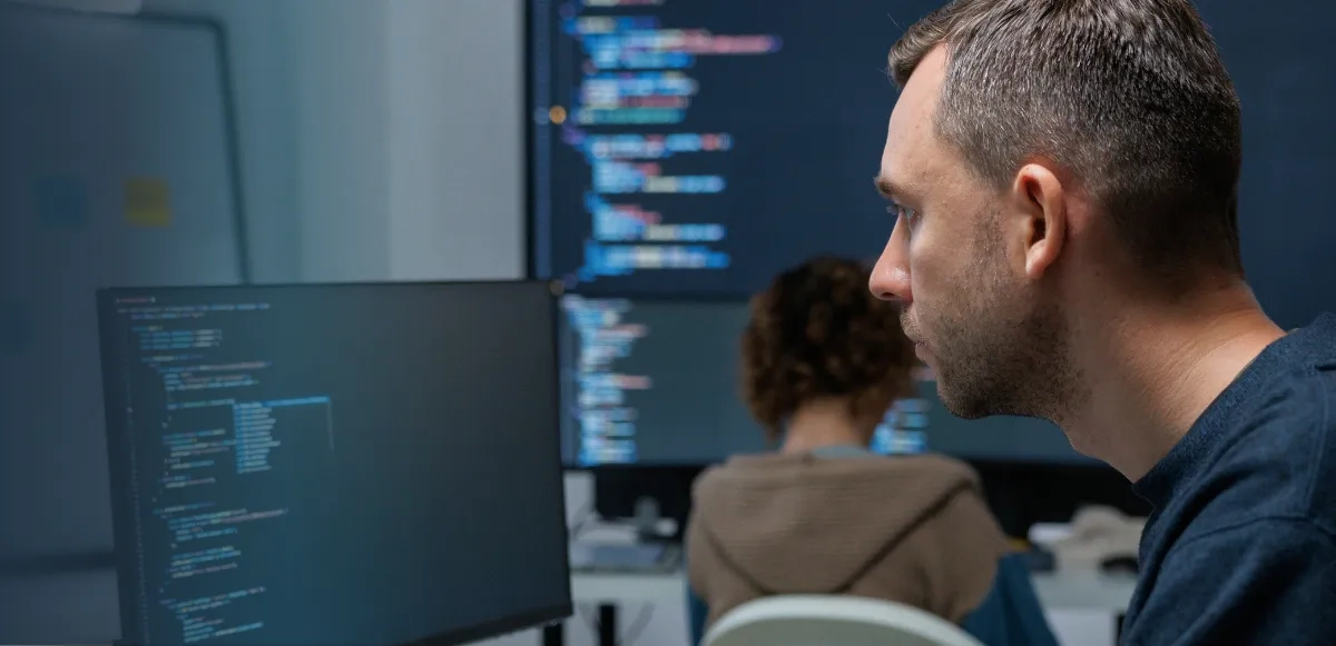 Desarrollador programando